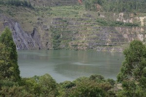 A cava aos pés da Serra do Curral, onde um lago está sendo formado