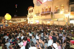 Em Diamantina, a presença de milhares de pessoas na Praça do Mercado virou tradição no Carnaval