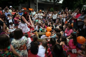 No Brincando na Rua teve contação de história, cantiga de roda, leitura, música e várias atividades