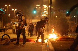 Vândalos e policiais entraram em confronto após manifestação pacífica