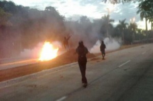 Manifestantes denunciam que policiais em helicópteros ajudam a jogar bombas